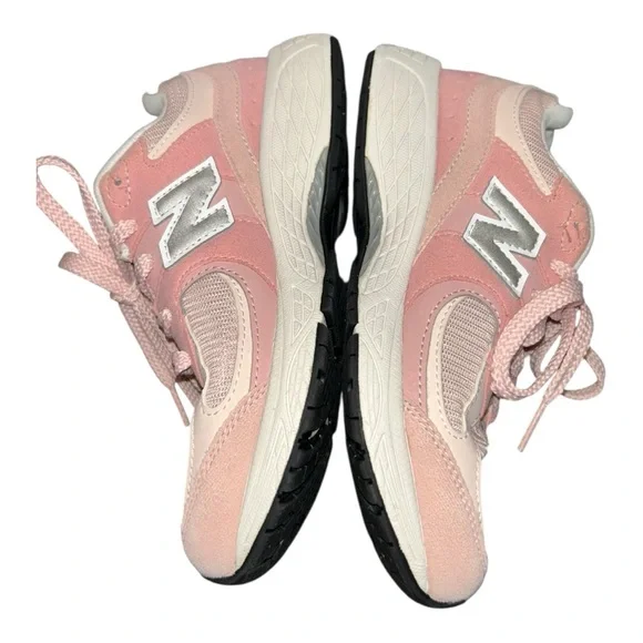 New Balance Pink and White Sneakers size 3 girls - Picture 3 of 10